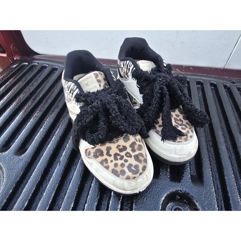 Rebok Heelys Fuzzy Laces and Leopard Print Size‎ 4 Women's Skate Shoes Sneakers